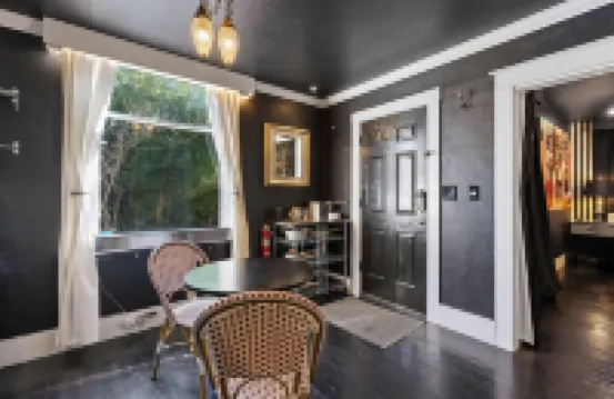 Downtown Walkable 1-bedroom Couples Retreat With Large Soaking Tub