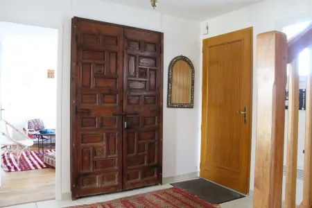 Large, bright house with south-facing garden near the beach.