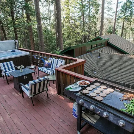 Lake, Hot Tub, Baby & Toddler Friendly, Walk to Town