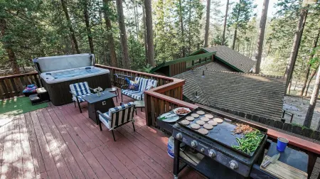 Lake, Hot Tub, Baby & Toddler Friendly, Walk to Town Отели в г. Твейн Харт