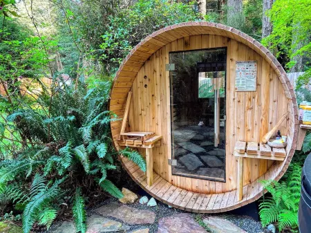 Redwoods and Waves Retreat, Hot Tub & Sauna, Pet Friendly