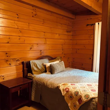 4-bedroom cabin in peaceful Apple Valley with AC, WiFi. Enjoy nature retreat.