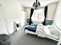 Spacious Three Bed House & Private Garden - New Brighton Beach & Promenade