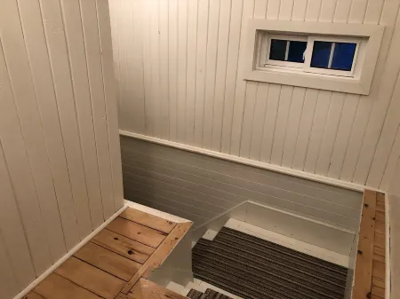 4 bedrooms lovely cottage right on water