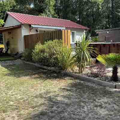 Beautiful Location on the Lake Heated Pool Jacuzzi Air Conditioning and Bicycles Hotel Exterior