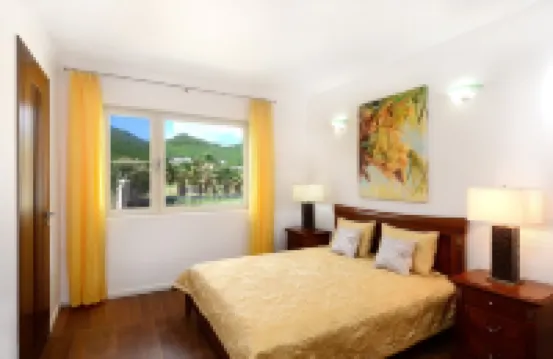 Direct Beachfront 6 BDR/en-suite /maid included. Excellent service. Rare gem (O)