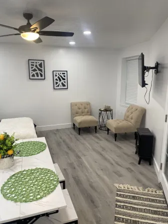 Beautiful Backhouse located near by freeway, stores and SLCC Отели в г. Тейлорсвилл