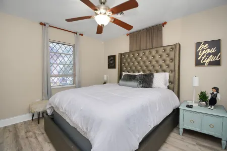 Spacious Home w/ King Bed - mid of Kemah and Galveston