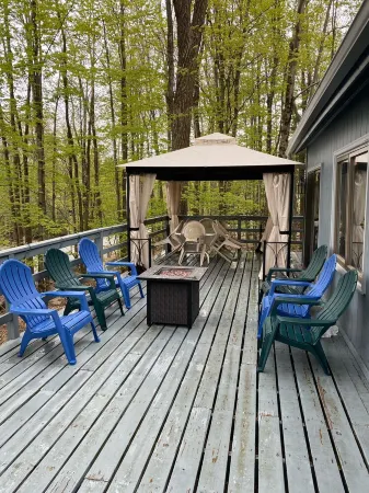 Spacious Hideout Chalet w/gameroom, close to amenities