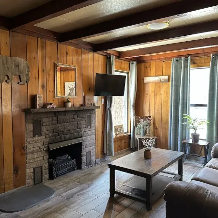 Grizzly’s Getaway in the Mountains! 45 minutes to white sands., Dogs Welcome Отели в г. Клаудкрофт