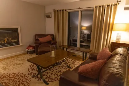 Luxury Living On The Lake Отели в г. LaPorte County