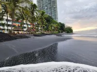 Encanto en Playa Serena - Gorgeous 2BR apt on Panama's black sand beach & pool - Beach