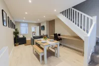 Cosy House in Runcorn: Perfect for Families & Business Travelers! Free Parking Hotels in Runcorn