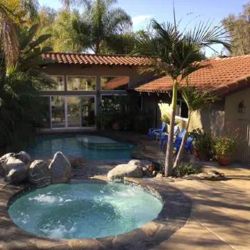 The Bamboo Lake House-3 bedroom 2 bath on private lake w/ pool and tennis court