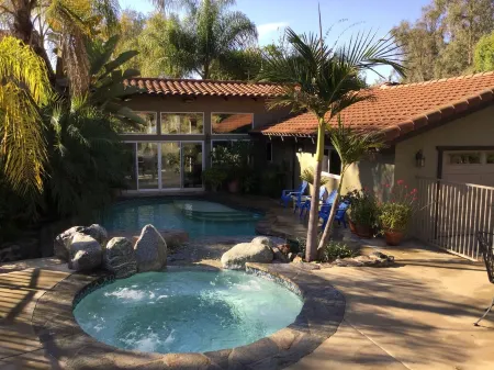 The Bamboo Lake House-3 bedroom 2 bath on private lake w/ pool and tennis court