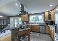 Gorgeous, spacious 2 floor home 3.5 miles from Airport