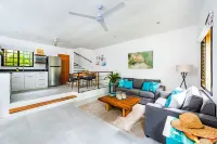 Cozy 2 bedroom condo with pool, steps from the beach