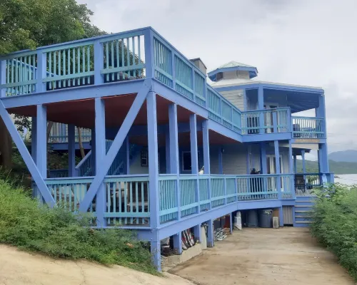 "Almost beachfront " Snorkeling & Kayaks across the street. 2 Bed 2 Bath Cottage Hotels in Coral Bay