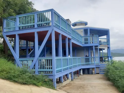 "Almost beachfront " Snorkeling & Kayaks across the street. 2 Bed 2 Bath Cottage