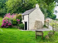 Romantic Stone Cottage with private woodfired hot tub, spa bathroom, yoga deck!