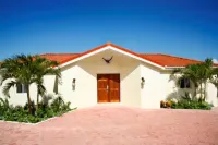 Spacious 3 bedroom villa with pool in Red Pond