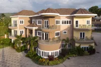 The Sun Seeker Villa Ja. 7 bedroom villa with butler & chef, and housekeeping. Hotels in 