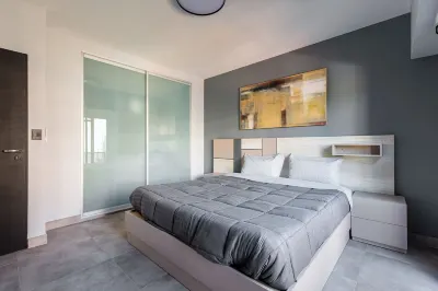 Spectacular Brand New 3 story Private Home with Rooftop Jacuzzi Terrace in BA. Hotel dekat Liniers railway station