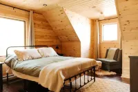 Unwind by the Sea at The Salty Pearl: Your Charming Coastal Log Cottage Hotels in Colchester County