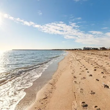 Quiet private Centerville cottage, walk to beach, central A/C, parking pass.