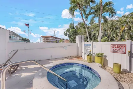 Restaurants, Dining, Live Music & the Heart of Marco Island! Minutes from Beach! Отели рядом с достопримечательностью «Hideaway Beach»