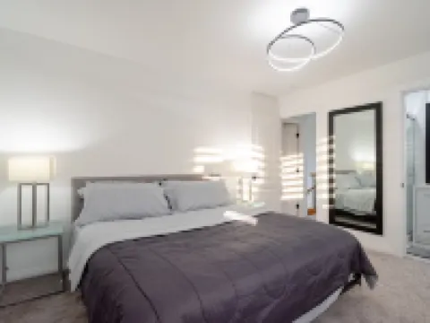 Spacious & Modern by the Beach ~ King & Queen Beds โรงแรมในไวท์ร็อค