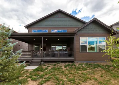 Brand New Luxury Mountain Home- Hot Tub, 3 King Beds, Bunk Beds, EVS car charger Quick Draw Express Ski Lift 주변 호텔