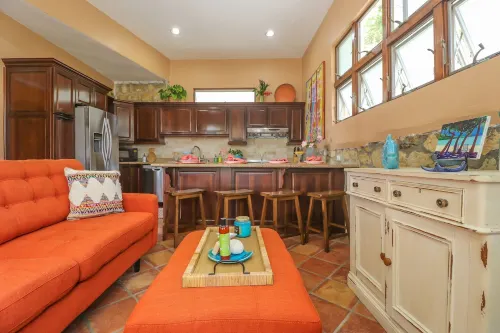 Charming 1 Bedroom: Bougainvillea Suite