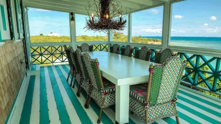 Charming waterfront Caribbean estate - 2 min from pink sand beach