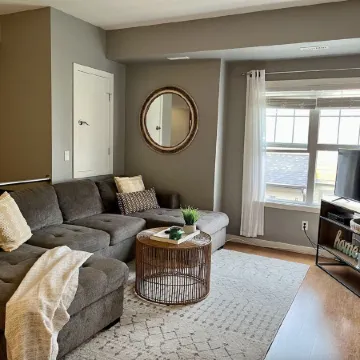 Modern Luxurious 2 BR Condo + Pool + Hot Tub + Games Room + Gym