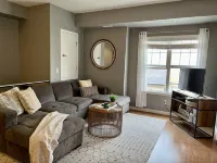 Modern Luxurious 2 BR Condo + Pool + Hot Tub + Games Room + Gym 새스커툰 호텔