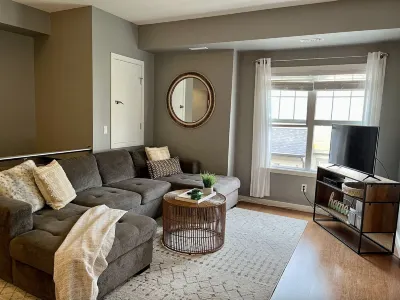 Modern Luxurious 2 BR Condo + Pool + Hot Tub + Games Room + Gym Hotels in 