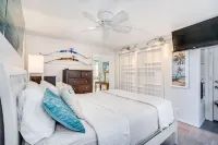 Top Remodel of a gorgeous Diamond Head Oceanfront Lanai Condo - Sleeps 4 Hotels in Diamond Head