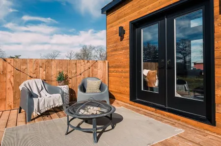 Luxury Tiny Home at the Farm - Botanical Oasis Отели в г. Халдиманд Каунти