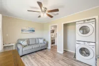 Walk to the beach! Sleeps 4, full kitchen, one bedroom, one bath