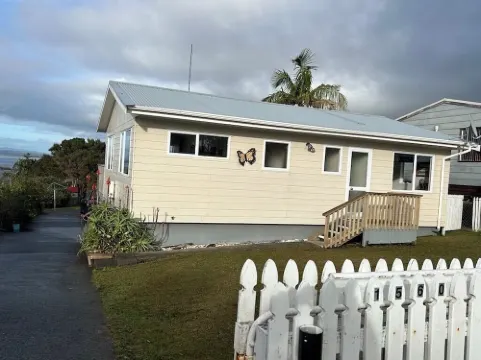 Ocean views, short walk to the beach. Close to the winery and great fishing.