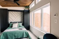 Luxury Tiny Home at the Farm - Botanical Oasis Hotels in Haldimand County