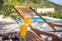 Private, heated pool - family home with stunning view Hotels in Bol