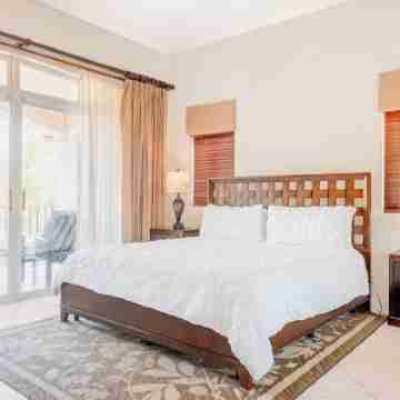 High-Ceiling Condo Nestled in Treetops at Los Sueños Rooms