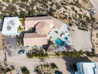 Beautiful 5-bedroom villa with pool and jacuzzi Hotels in El Sargento