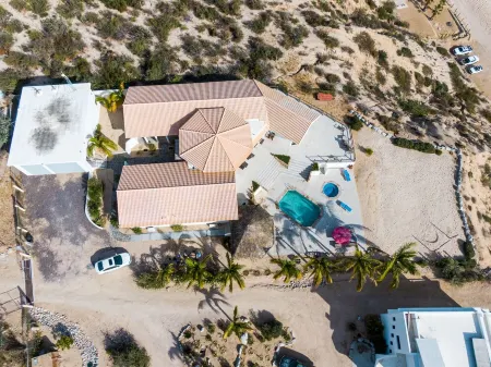 Beautiful 5-bedroom villa with pool and jacuzzi