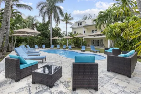 Paradise Island, Family Home, Spacious, Pool, Atlantis...Service and Essentials Отели в г. Остров Парадайз