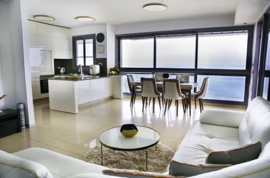 Sea view apartment ~ 1 min from the beach!