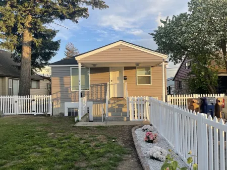 Cozy home within walking distance to the mall & food. 8 minute drive to downtown