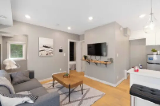 Beautiful Modern home peaceful location